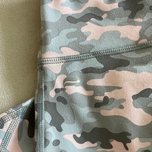 Fabletics Mid-Rise PowerHold Colorblock Capri Camo Size M Pink Gray Yoga Mesh - Picture 6 of 10